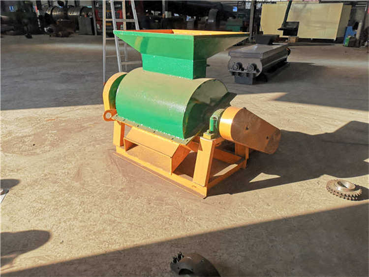 适用于硬度较大的化肥设备,尿素粉碎机