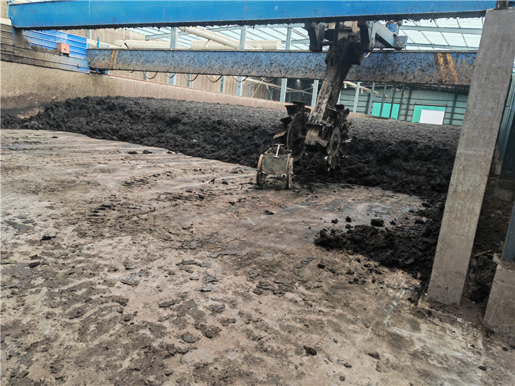 轮盘翻抛机,前后左右无死角位移,适用于污泥,粪污的发酵腐熟设备