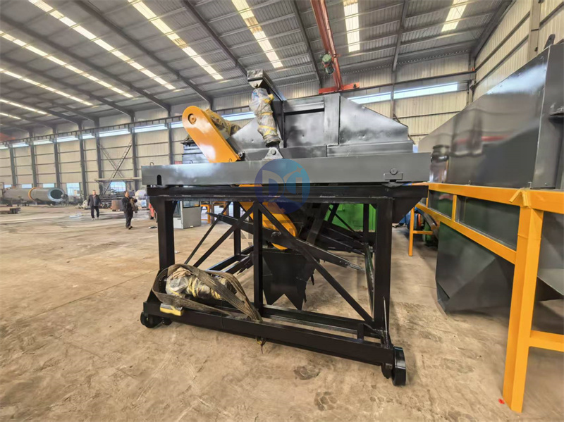 加工现场:有机肥配套设备到达车间后,车间工作人员开始生产制作有机肥槽式翻抛机