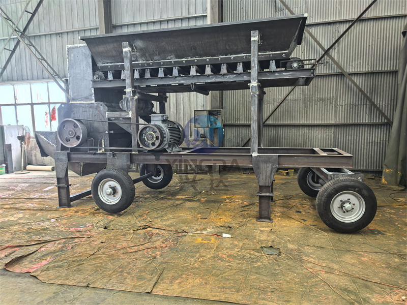 南昌客户定购的一台有机肥粉碎机一体机正在车间进行装车