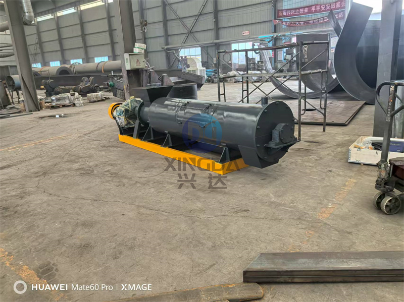 正在吊装准备发货:1200型有机肥造粒设备搅齿造粒机准备出发