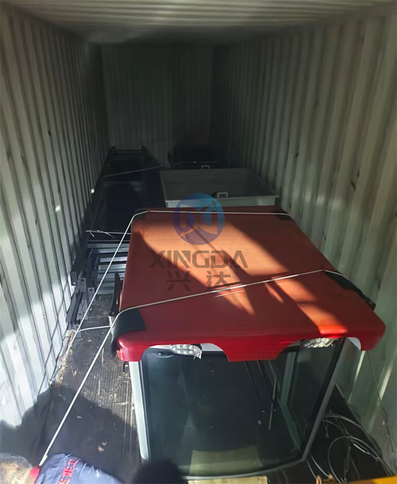 外贸设备出货现场:兴达有机肥设备厂家车间正在对有机肥设备进行装箱