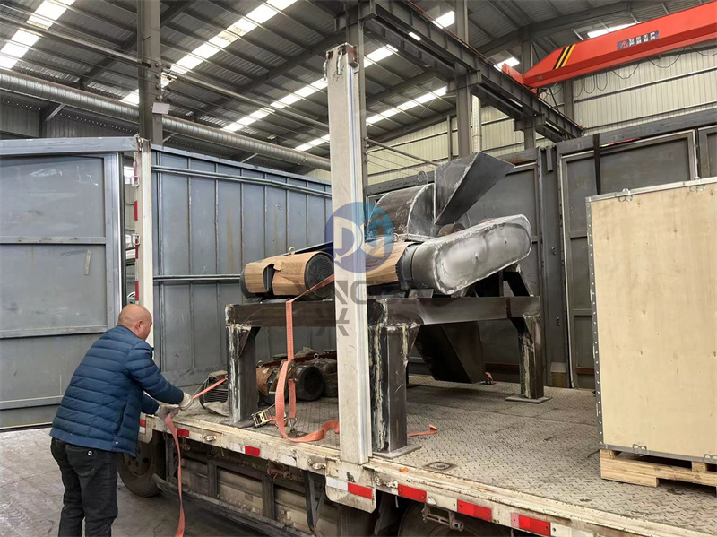 一台准备发往西安的有机肥粉碎设备尿素粉碎机等待出发