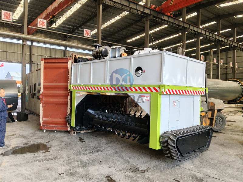 出口设备:为海外市场客户打造的履带翻抛机准备装车