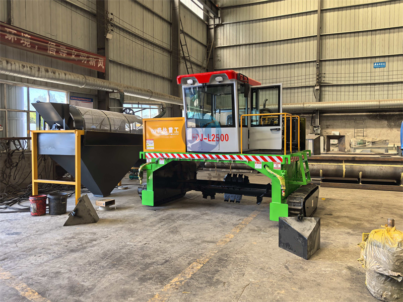 阜阳定制的2.5米有机肥履带翻抛设备再次出发