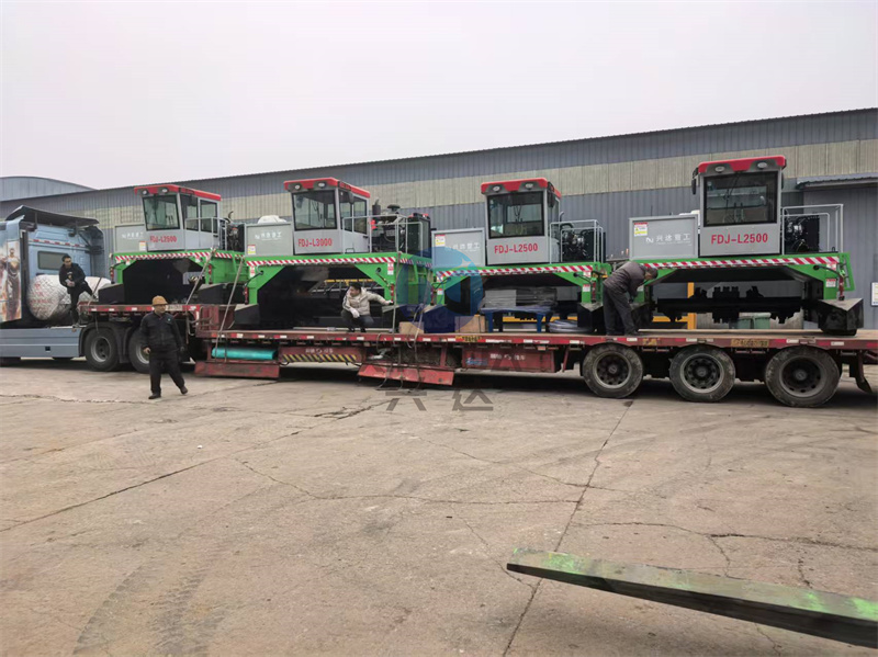 4台有机肥履带翻抛机发货现场